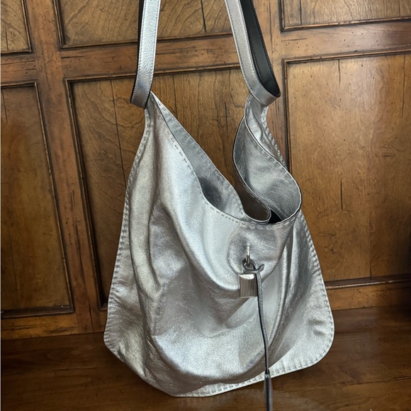 TOM FORD Large Metallic Calfskin Leather Bucket Bag in Silver NWT - Picture 3 of 14